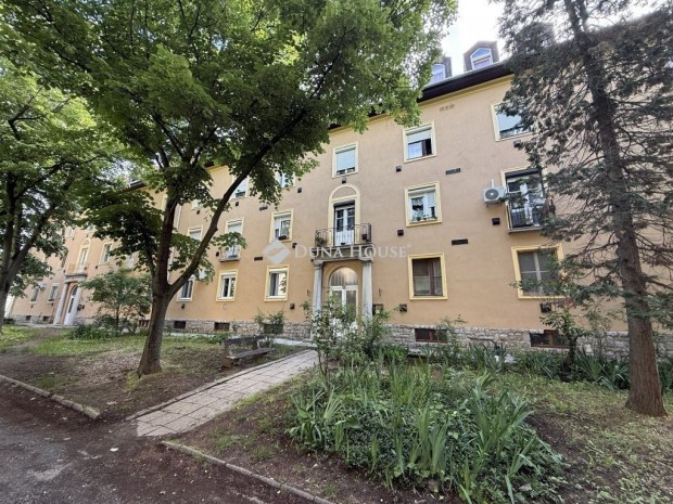 P�csi elad� 50 nm-es lak�s