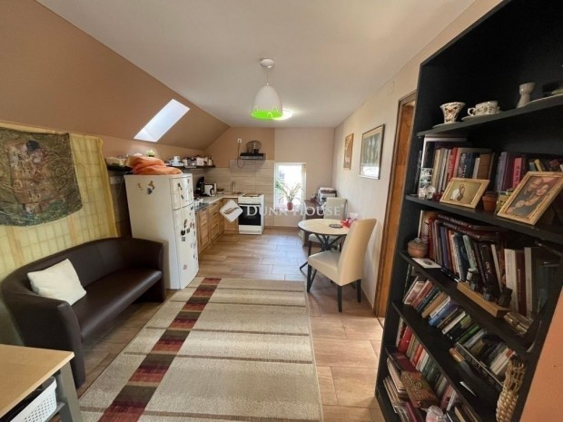 P�csi elad� 51 nm-es lak�s