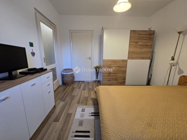 P�csi elad� 52 nm-es lak�s