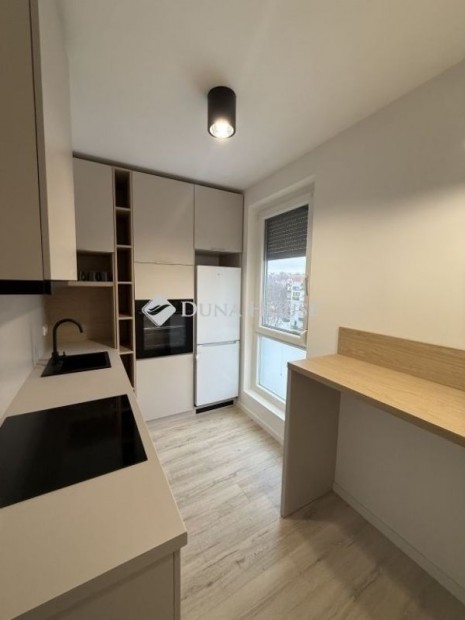 P�csi elad� 52 nm-es lak�s