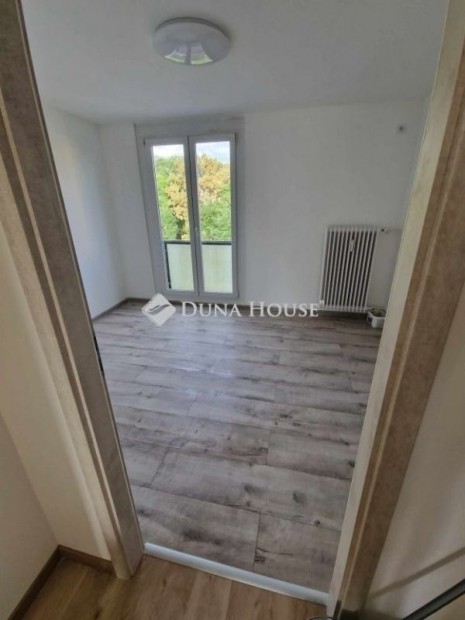 P�csi elad� 54 nm-es lak�s