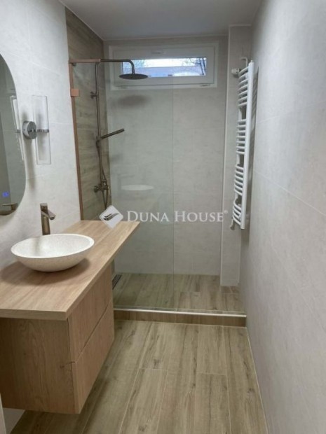 P�csi elad� 54 nm-es lak�s