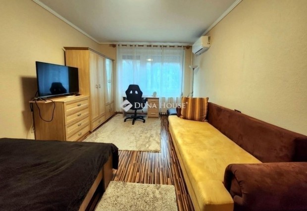 P�csi elad� 57 nm-es lak�s