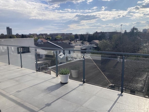 P�csi elad� 57 nm-es lak�s