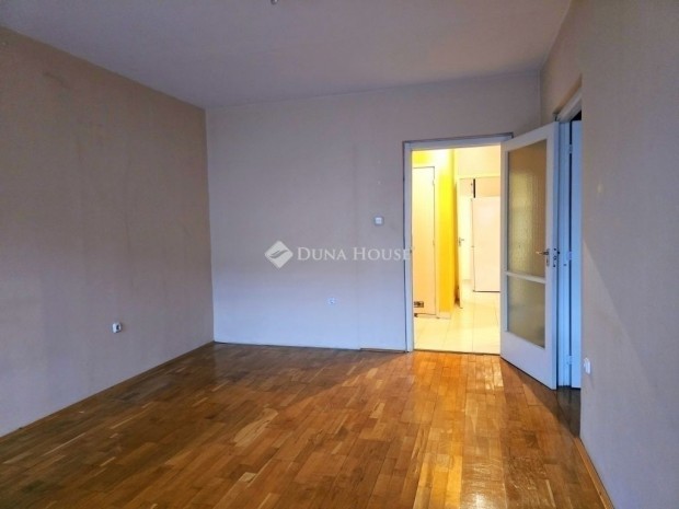 P�csi elad� 63 nm-es lak�s