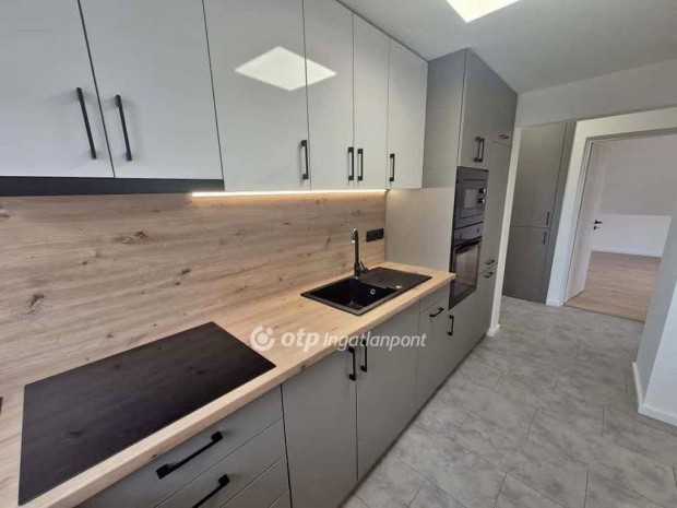 P�csi elad� 67 nm-es lak�s