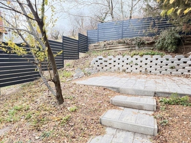 P�csi elad� 68 nm-es lak�s