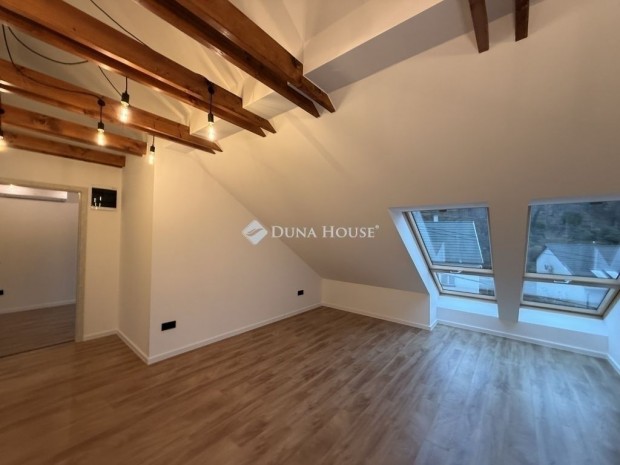 P�csi elad� 68 nm-es lak�s