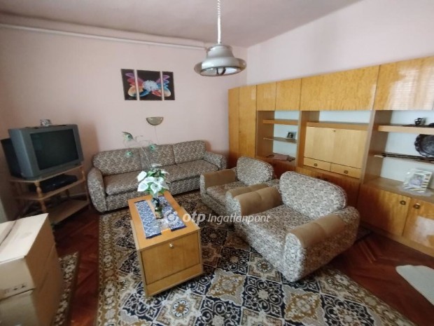 P�csi elad� 70 nm-es h�z