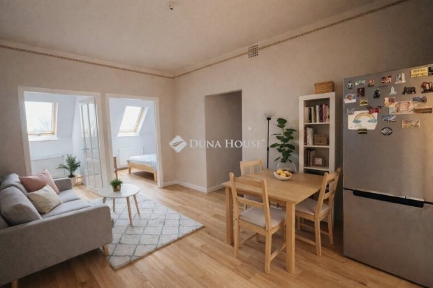 P�csi elad� 74 nm-es lak�s