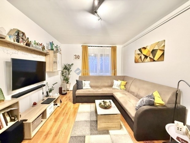 P�csi elad� 74 nm-es lak�s