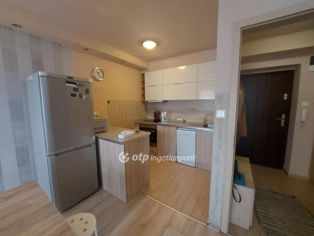 P�csi elad� 82 nm-es lak�s