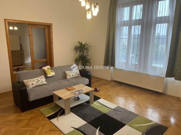 P�csi elad� 85 nm-es lak�s