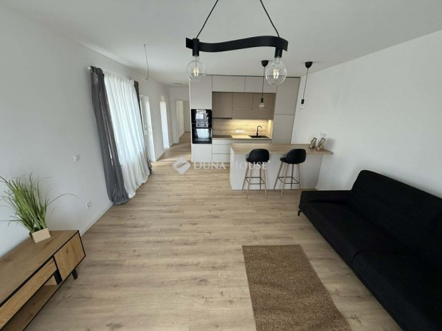 P�csi elad� 95 nm-es h�z