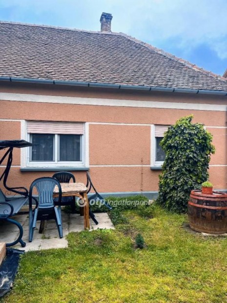 P�csi elad� 99 nm-es h�z