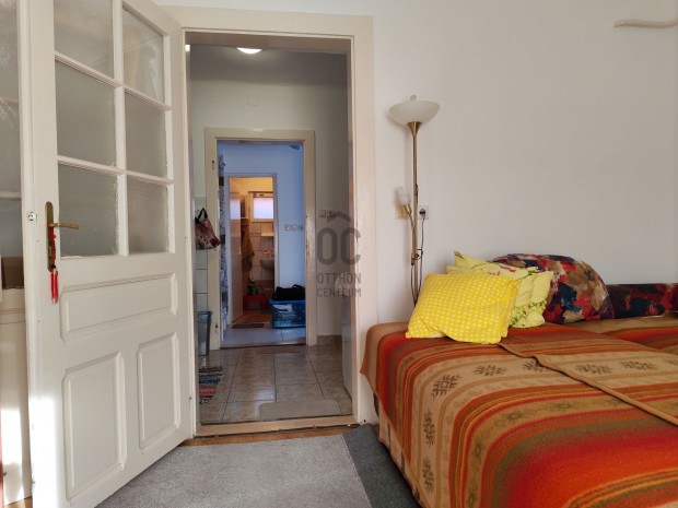 P�csi kiad� t�gla t�rsash�zi lak�s