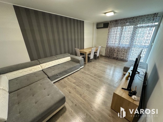 P�csk� �ton fel�j�tott, 2 szob�s, erk�lyes lak�s elad�!