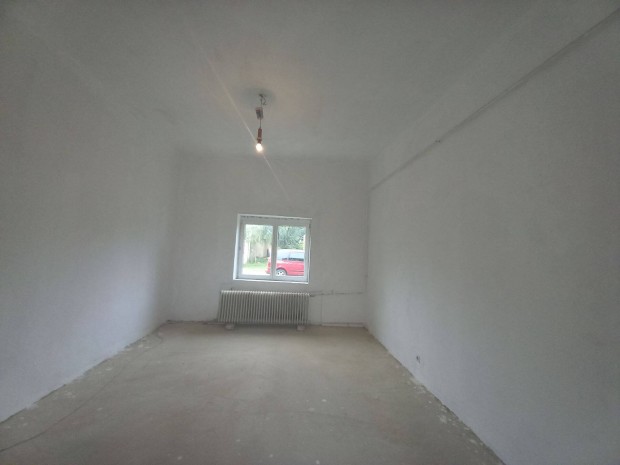 P�cst�l 30 km t�vols�gra R�zsaf�n elad� csal�di h�z!