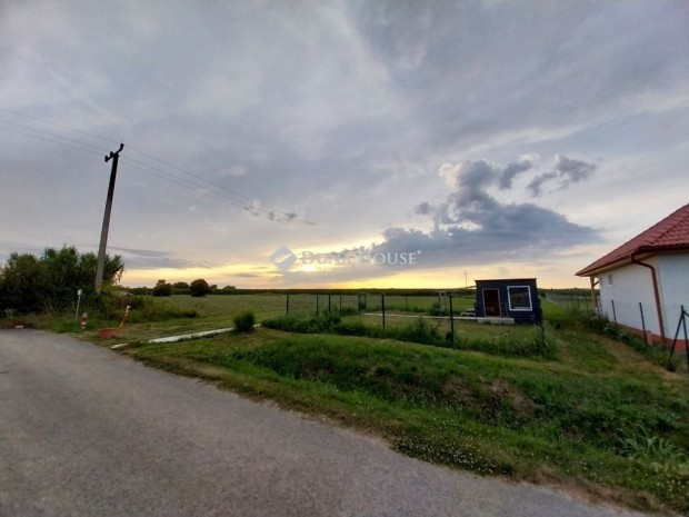 P�csudvardi elad� 1087 nm-es telek