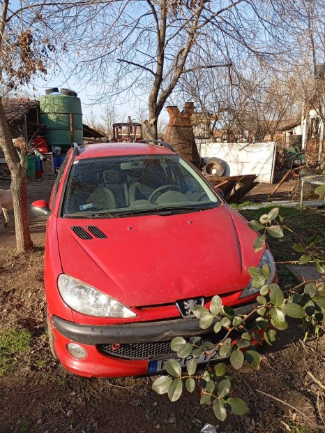 Pegueut 206-os alkatr�sznek elad�