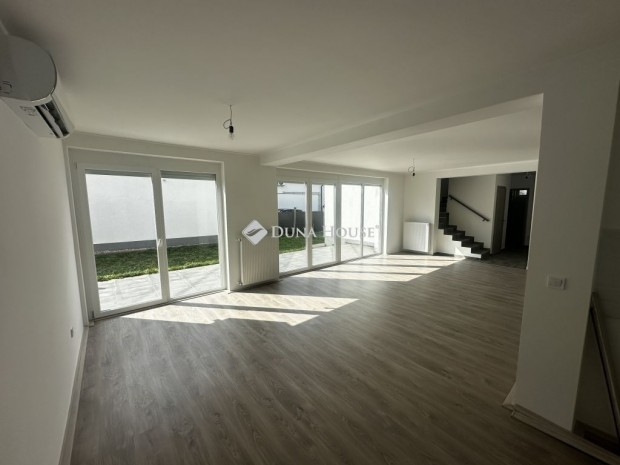 Pell�rdi 135 nm-es lak�s elad�