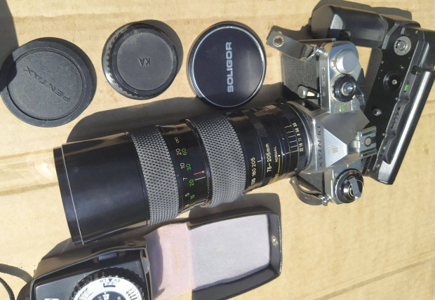 Pentax ME filmes, tökörreflexes fényképező tartozékaival