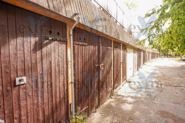 Pentelei soron 14 m-es gar�zs elad�  villannyal, szerel�akn�val