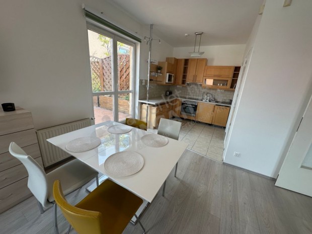 Penthouse jelleg� lak�s a Kinizsi utc�ban