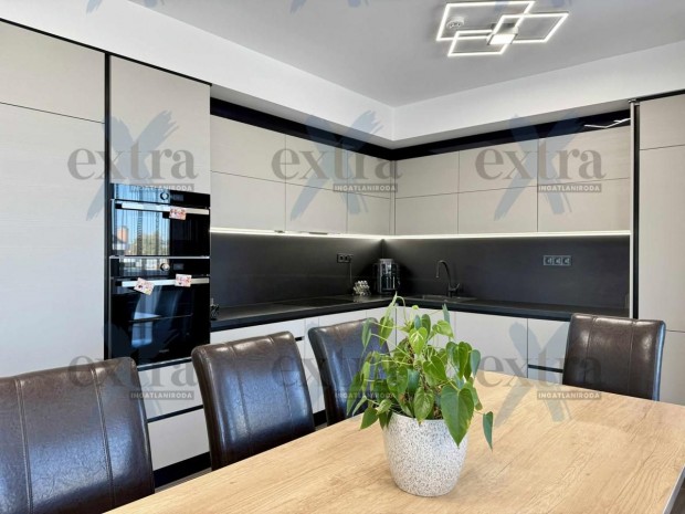 Penthouse lak�s 87 m2-es terasszal