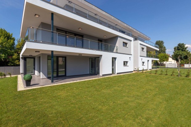 Penthouse lakás eladó Szántódon saját stranddal