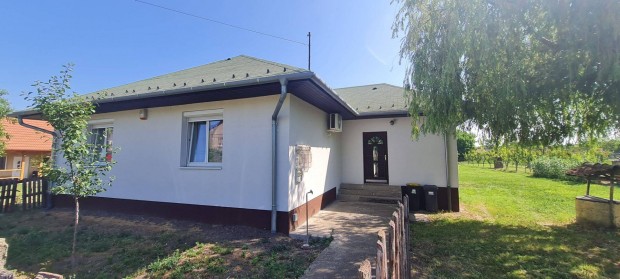 Perkátán felújított családi ház eladó