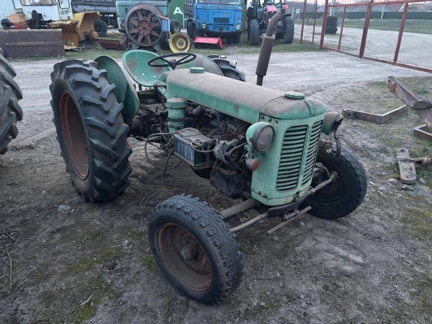 Perkins motoros kistraktor