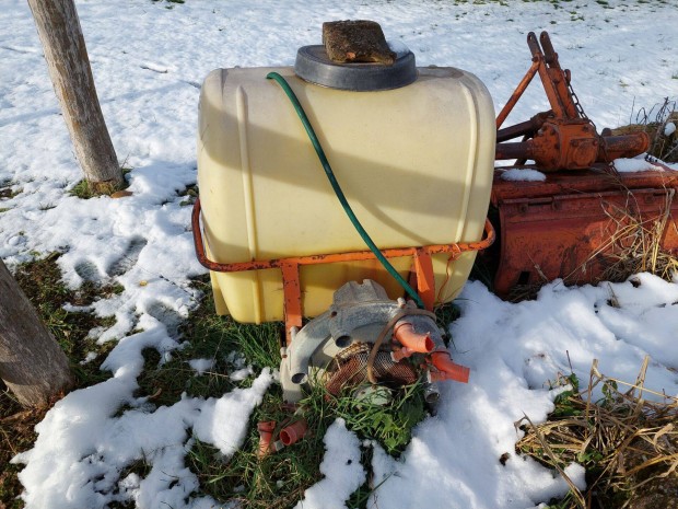 Permetezgp kistraktorra, Solo, fggesztett 200 liter fellelt llpot