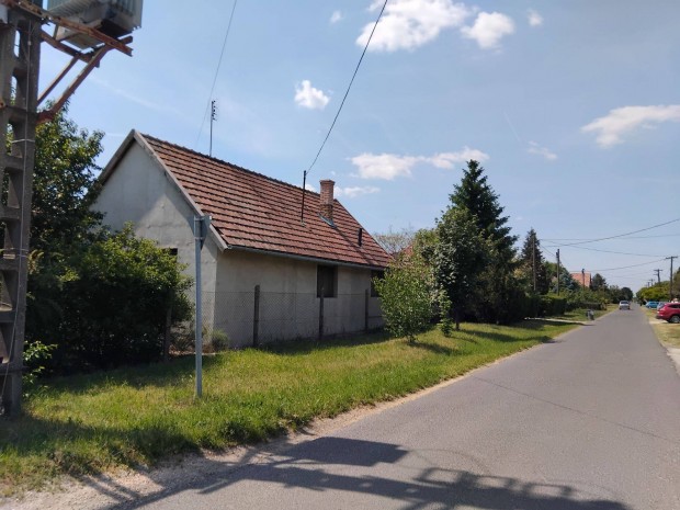 Pest megyében, Albertirsán eladó kertes ház magánszemélytől