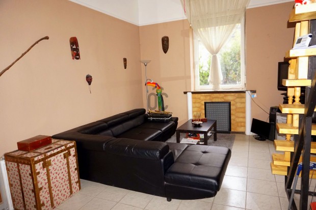 Pest�jhelyen elad� egy  nappali+ 2 szob�s 77 nm-es h�zr�sz