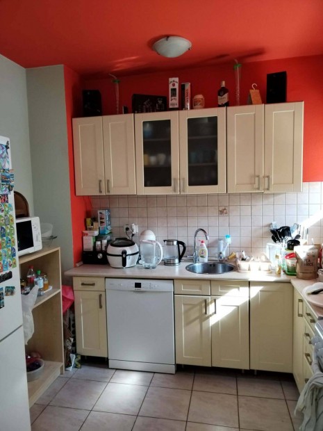 Pest�jhelyen elad� h�zr�sz