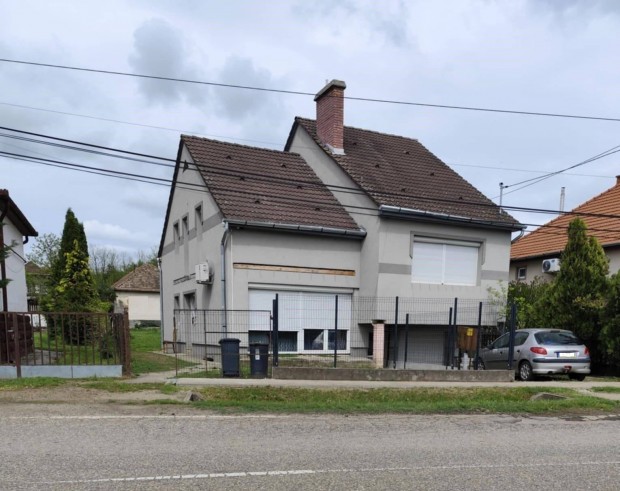 P�terv�s�r�n 5 szoba+ nappalis, szigetelt csal�di h�z elad�