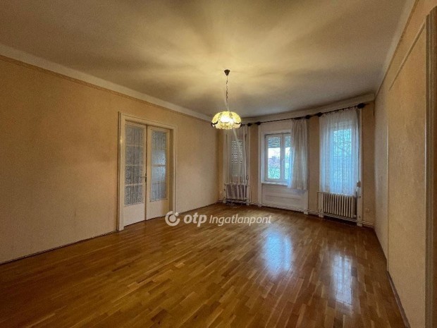 P�tf�rd�i elad� 137 nm-es lak�s