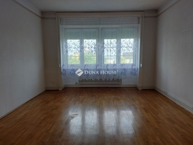 P�tf�rd�i elad� 137 nm-es lak�s