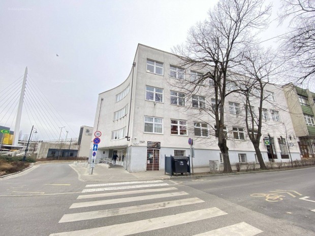 Petőfi Téren 2. Emeleti Iroda, Liftes Irodaházban Kiadó