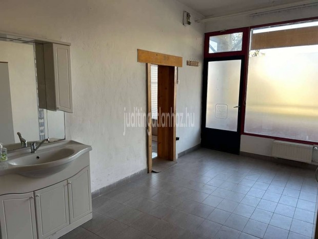 Pet�fi T�ren H�rom R�szre Osztott �zletek Egyben Vagy K�l�n Elad�k