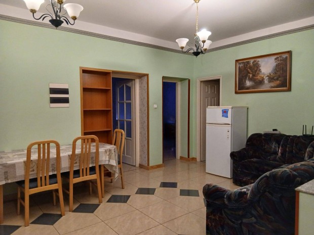 Petőfi város elején 2 szobás lakás bútorozva kiadó