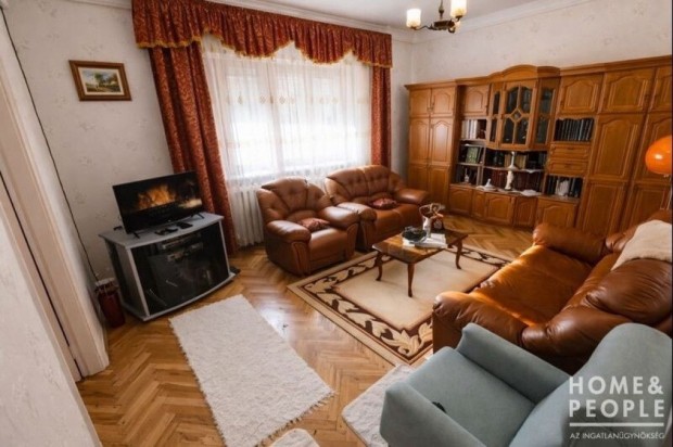 Pet�fitelepen k�t gener�ci�s csal�di h�z elad�. - Szeged