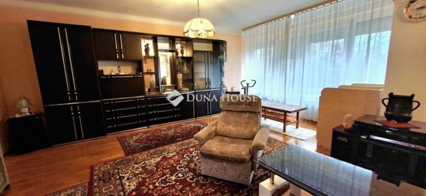 Pet�fiv�ros nappali + 3 szob�s h�z