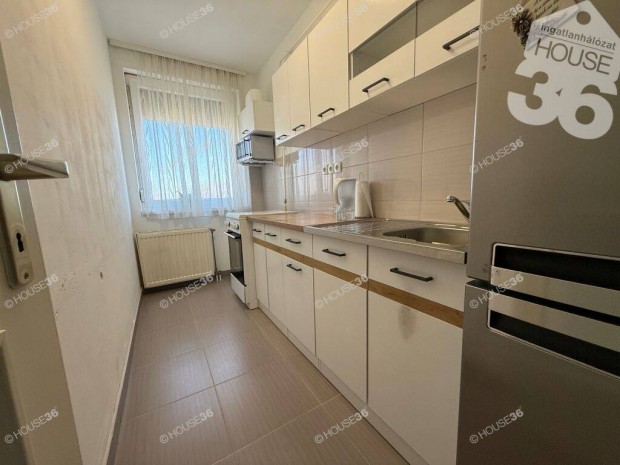 Pet�fiv�rosban elad� z�rt udvari be�ll�val 2.emeleti lak�s!