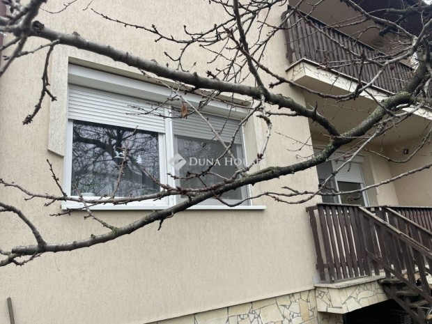 Pet�fiv�rosban sz�pen fel�j�tott h�z elad�!