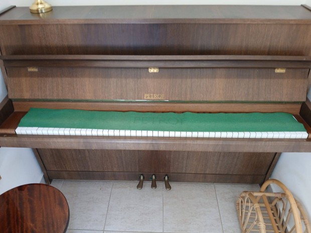 Petrof pianinó