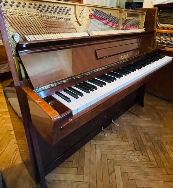 Petrof pianino, zongora