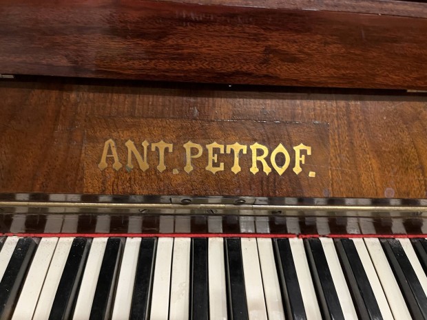 Petrof pianino elado