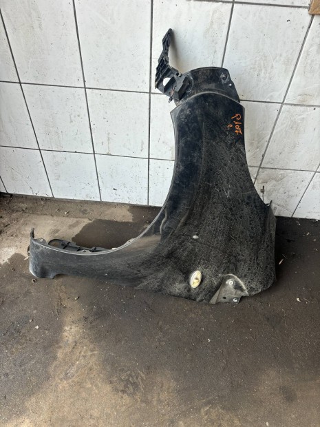 Peugeot 107 bal s�rv�d� fekete 